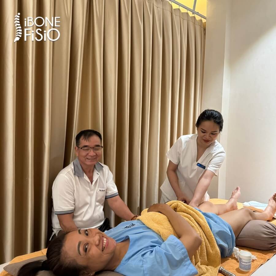 Bệnh nhân đang thực hiện điều trị massage - nắn chỉnh khớp