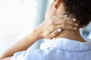 5 cách trị đau vai gáy tại nhà đơn giản, dễ làm nhất