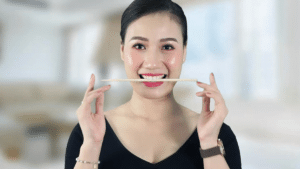 Trị hết lệch mặt chỉ với thói quen ngậm đũa có thật như lời đồn?