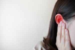 Rối loạn khớp thái dương hàm gây ù tai có nguy hiểm không?