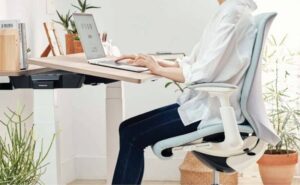 Điều chỉnh tư thế ngồi làm việc đúng cách