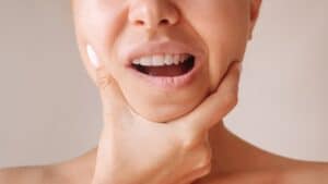 Lệch khớp hàm là gì? Vì đâu mắc phải và điều trị ra sao?