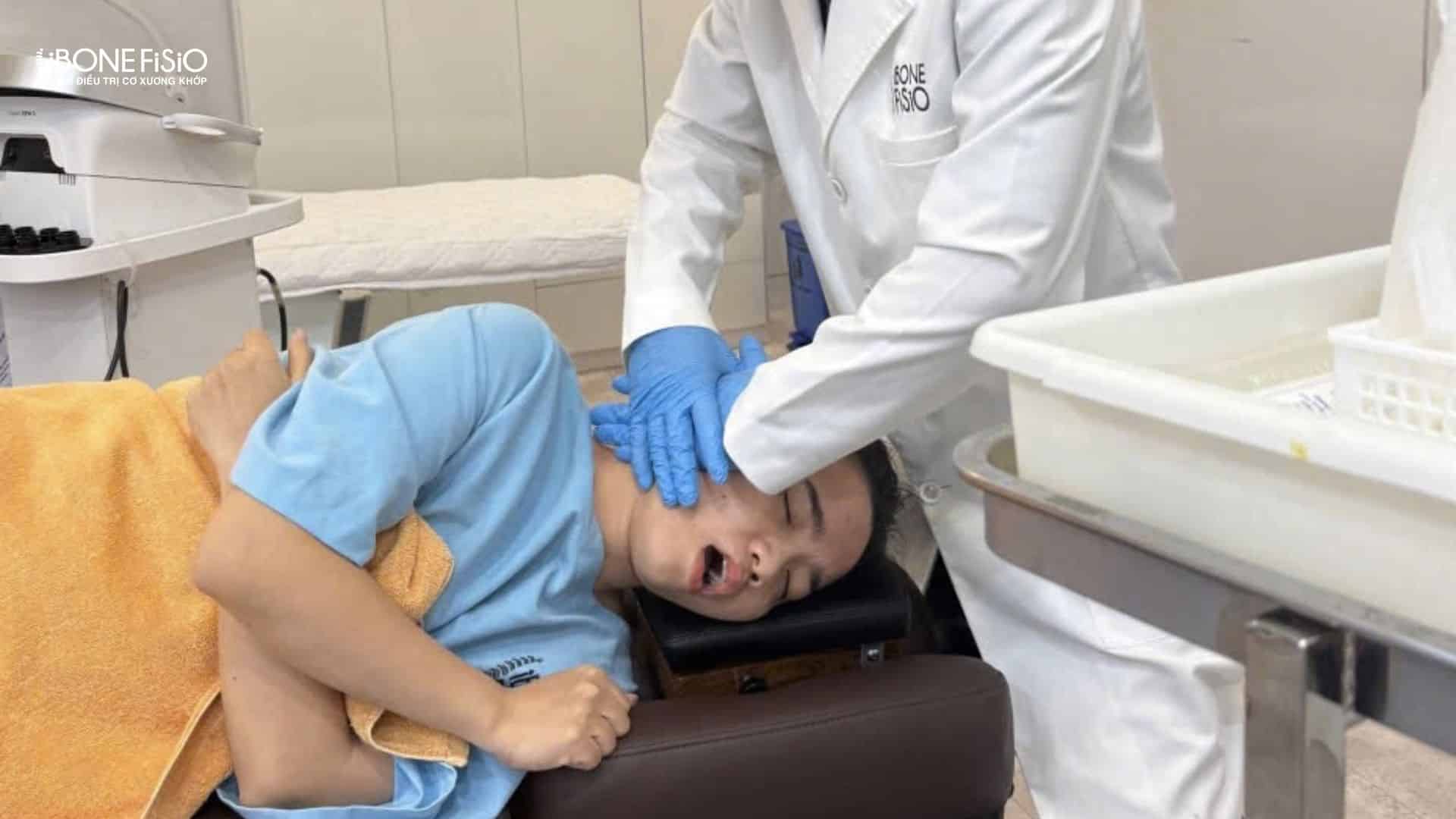 Dấu hiệu nhận biết lệch mặt: 5 Cách tự kiểm tra chuẩn xác tại nhà 10 Điều trị lệch mặt chuyên sâu tại iBONE FiSiO