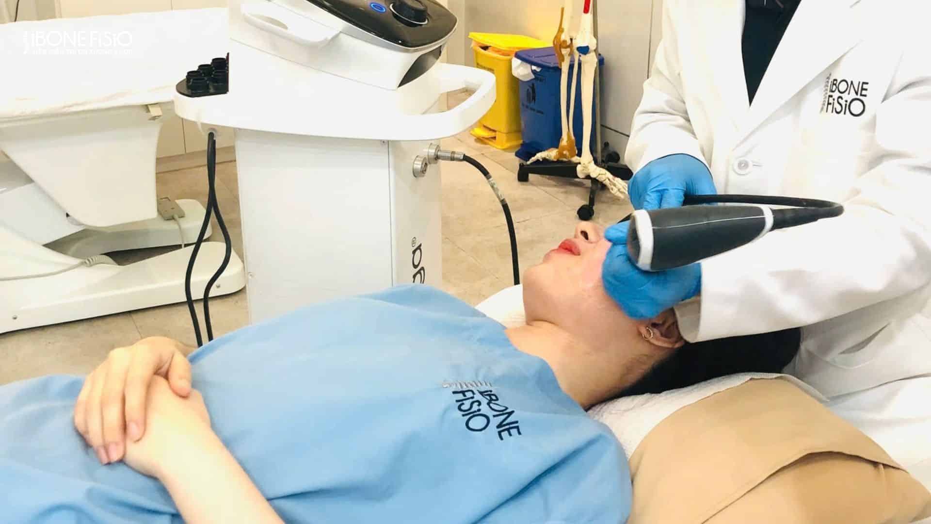 Lệch mặt bẩm sinh có chữa được không? 4 Giải pháp từ A-Z 7 Điều trị mặt lệch ở iBONE FiSiO