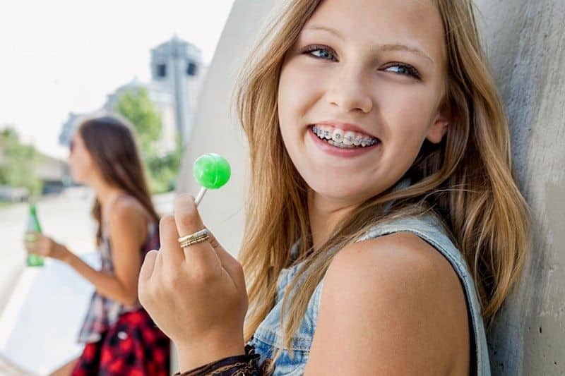 Nhai 1 bên bị lệch mặt và cách khắc phục hiệu quả theo từng nguyên nhân 4 Cảm giác cười hay nói chuyện bị lệch