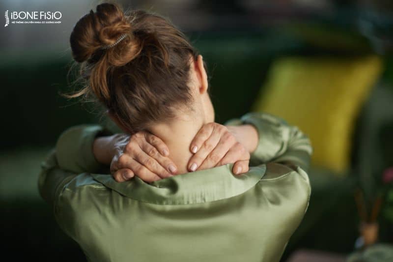 Chữa đau cổ vai gáy ở đâu an toàn và hiệu quả tại TP.HCM 5 Đau mỏi cổ vai gáy khi ngồi sai tư thế khiến chèn ép lên vai